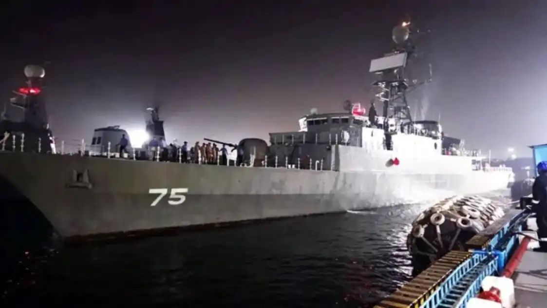 అమెరికా ఉపరితల నౌక శ్రీలంక సమీపంలో ఇరాన్ యుద్ధ నౌకను ముంచింది, dezenas మంది మరణించారు మరియు అనేక మంది క్షీణించారు.