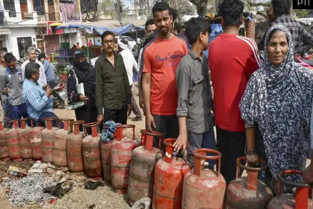Global Oil & Gas Shortage Impacts India; Domestic LPG Price Hike Sparks Political Row