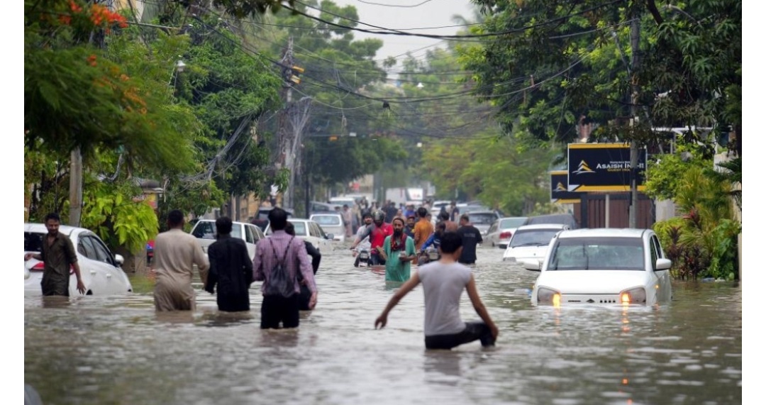 🚨 BREAKING NEWS 🚨 Heavy Rains Batter Karachi; 16 Dead, Emergency Declared