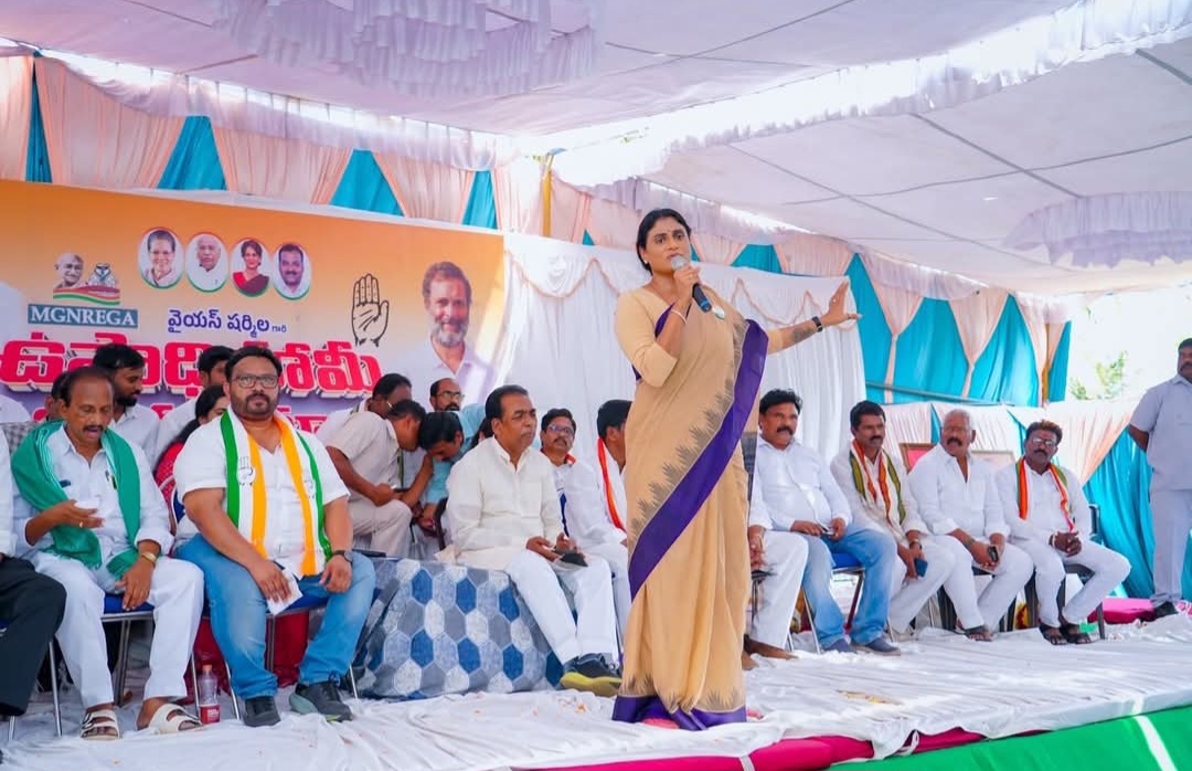 MGNREGA Protection Yatra Led by YS Sharmila Draws Strong Response in Bheemili