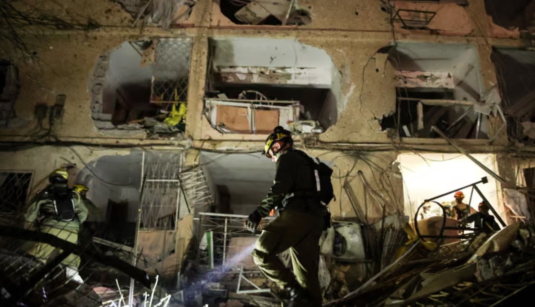 🚨 FLASH NEWS Iran Strikes Near Israel Nuclear Facility; Dozens Injured in Late-Night Escalation