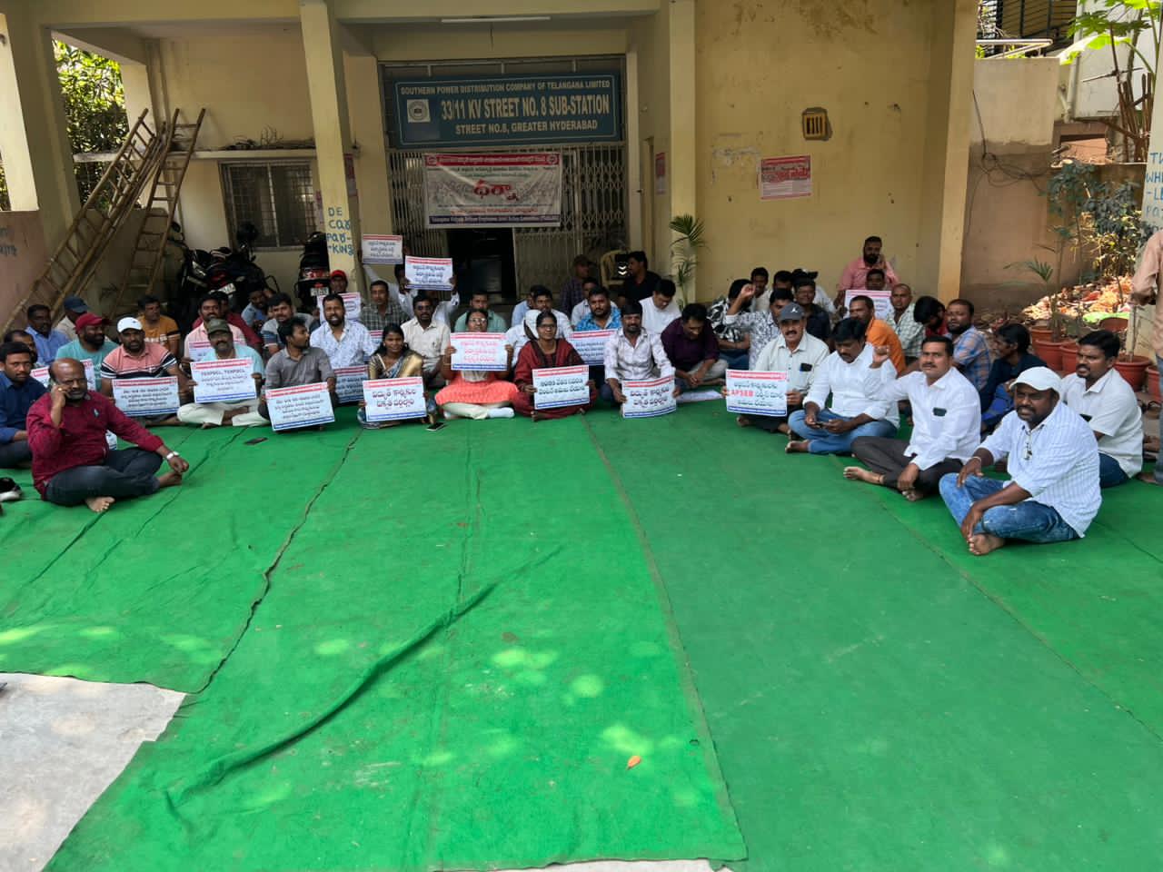 Electric workers' issues must be resolved: Protest in Hubli.