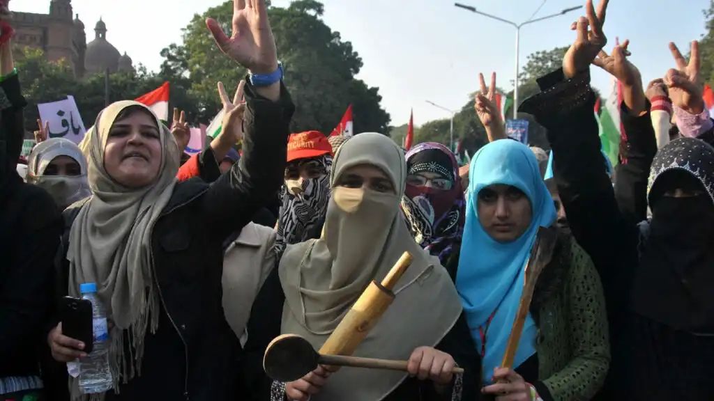 Pakistan LPG Prices Surge Amid West Asia Tensions, Public Hit Hard by Fuel Crisis