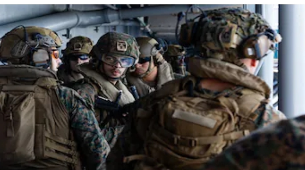 అమెరికా మధ్యప్రాచ్యంలో వేలాది అదనపు సైనికులను పంపించి బలపరిచింది; మొత్తం సైనికుల సంఖ్య 50,000ని మించింది.