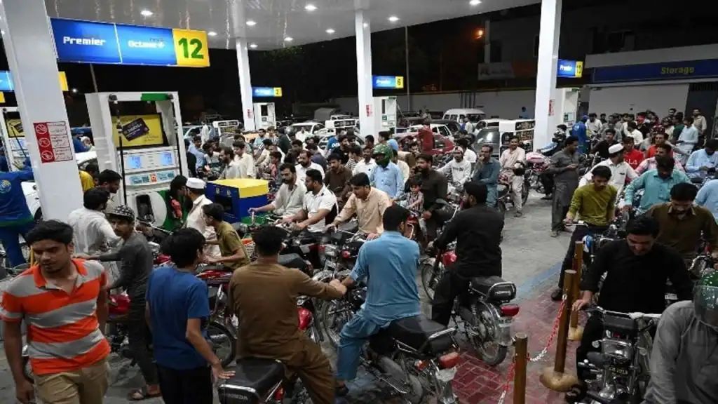 Earthquake in fuel prices in Pakistan – Petrol at Rs. 458, Diesel at Rs. 520.