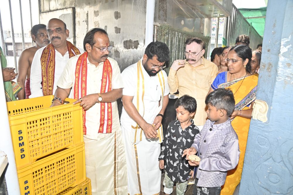 కనక దుర్గా దేవాలయంలో భక్తులకు ఉచిత లడ్డూ ప్రసాదం పంపిణీ చేయబడింది.