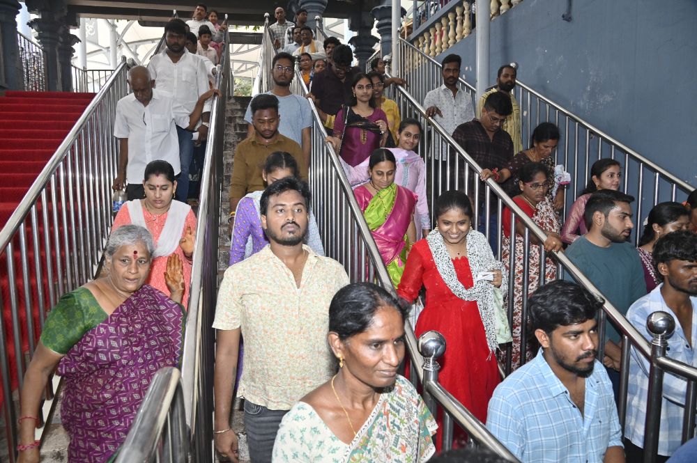 మందిర అధికారులు జనసంచారం నిర్వహణ మరియు భక్తుల సౌకర్యాలను పెంచిస్తున్నారు.