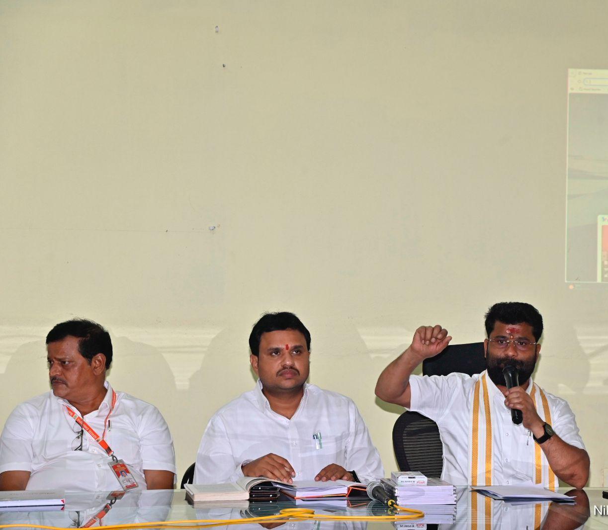 భక్తుల పట్ల మర్యాద, సేవాభావంతో వ్యవహరించాలని సిబ్బందికి దిశానిర్దేశం