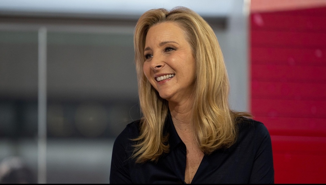 “ఫోబీ ఎప్పుడూ మూర్ఖురాలేదు!” — లిసా కుడ్రో ఫోబీ బఫే గురించి సంవత్సరాలుగా ఉన్న అవగాహన లోపాలను ఖండించింది.