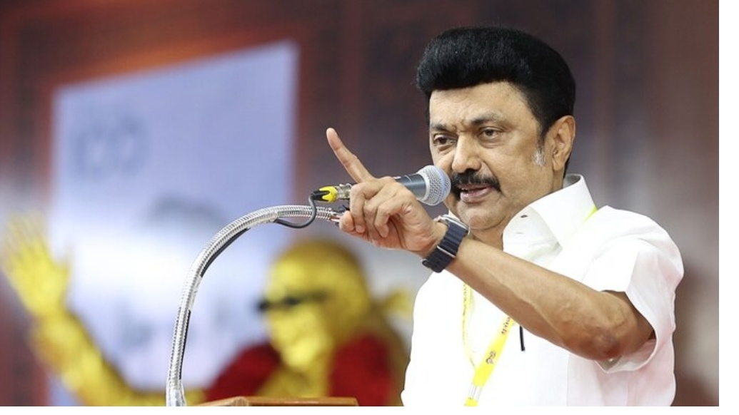 తమిళనాడు సీఎం NEP మూడు భాషల సూత్రానికి వ్యతిరేకంగా, ఇది హిందీ బలవంతంగా విధించడం అని పేర్కొన్నారు.