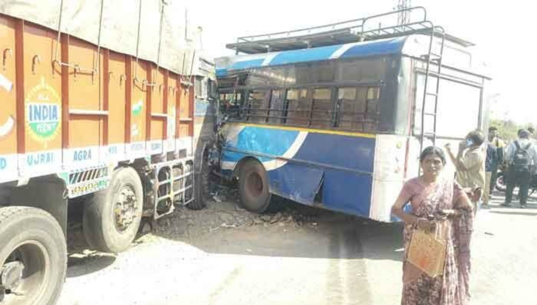 RTC बस करिमनगर में लॉरी से टकराई, कई घायल