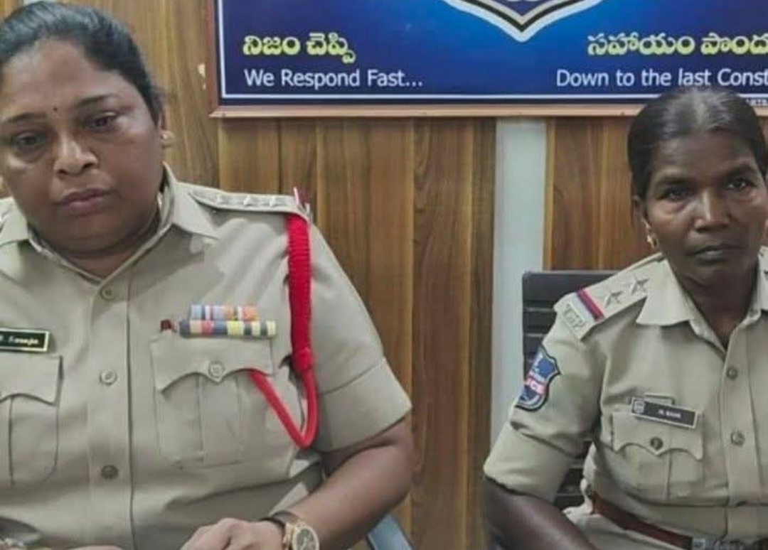 विकराबाद महिला पुलिस स्टेशन में रिश्वत मामले में एसीबी द्वारा दो महिला पुलिस अधिकारियों को गिरफ्तार किया गया।