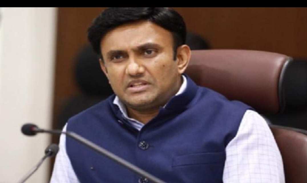 కర్ణాటక మంత్రి డి. సుధాకర్ అస్వస్థతలో ఉన్నారు; తదుపరి చర్యలపై డాక్టర్లు నిర్ణయం తీసుకోనున్నారు.