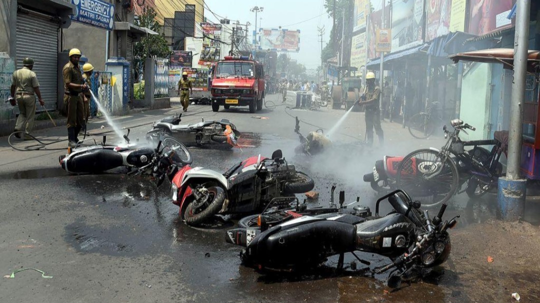 🔥 बंगाल में तनाव: टीएमसी कार्यालयों में आगजनी, भाजपा रैलियों से बढ़ी हिंसा