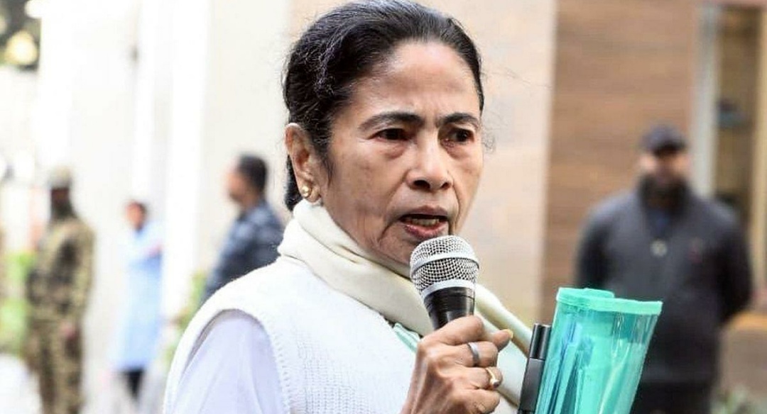 🔥 "गोल्डन बुलेट से पहले मत कूदो!" — ममता बनर्जी ने मीडिया पर हमला किया, चुनावी गर्मी के बीच BJP पर साधा निशाना