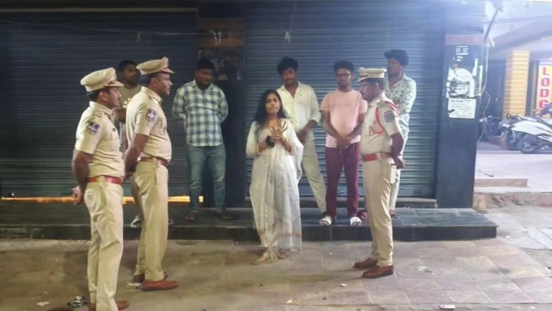हैदराबाद में मध्यरात्रि का सदमा: आईपीएस अधिकारी ने महिला का रूप धारण किया, "आपकी दर क्या है?" के साथ उत्पीड़न — 40 पुरुषों को स्टिंग ऑपरेशन में पकड़ा गया