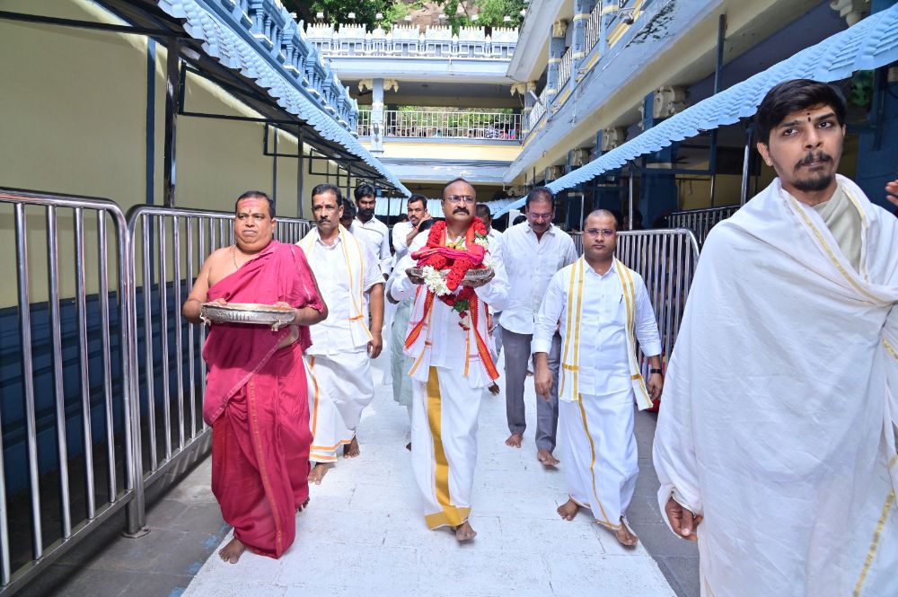 Endowments Commissioner Offers Ashada Sare to Goddess Kanaka Durga at Indrakeeladri