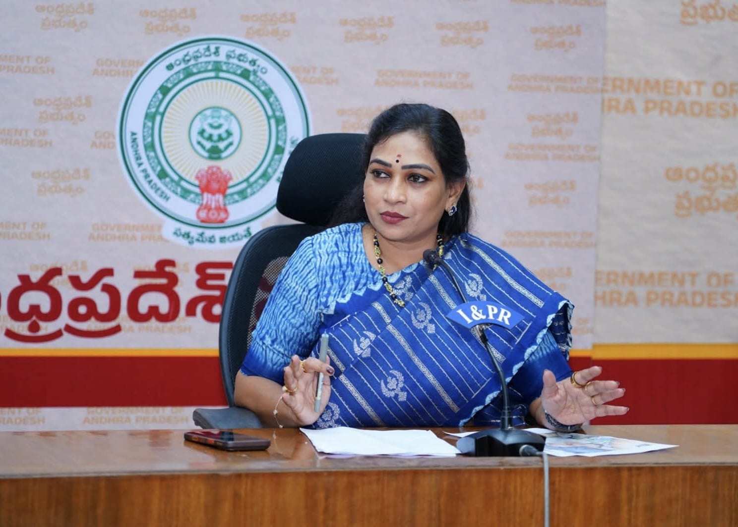జగన్ పరామర్శ యాత్ర రాజకీయ డ్రామా.. మహిళా ఎస్‌ఐ ఘటనపై కఠిన చర్యలు: హోంమంత్రి అనిత