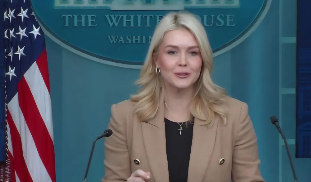 Trump’s ‘Plane Betrayal’ Claim Explodes: Did Karoline Leavitt Quit After Being Left in the Danger Zone?