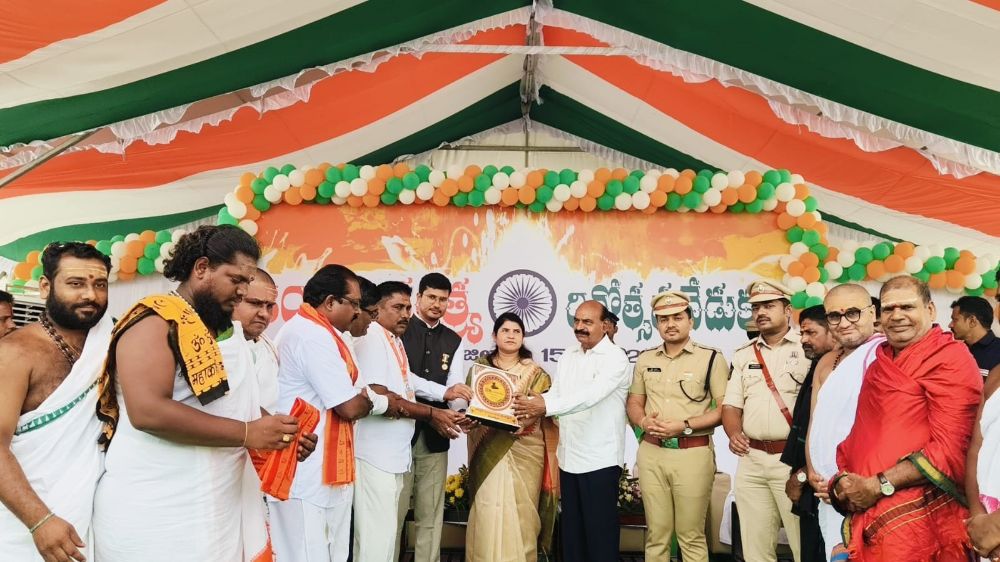 Srisailam Devasthanam’s Chariot Wins Second Prize at Independence Day Event