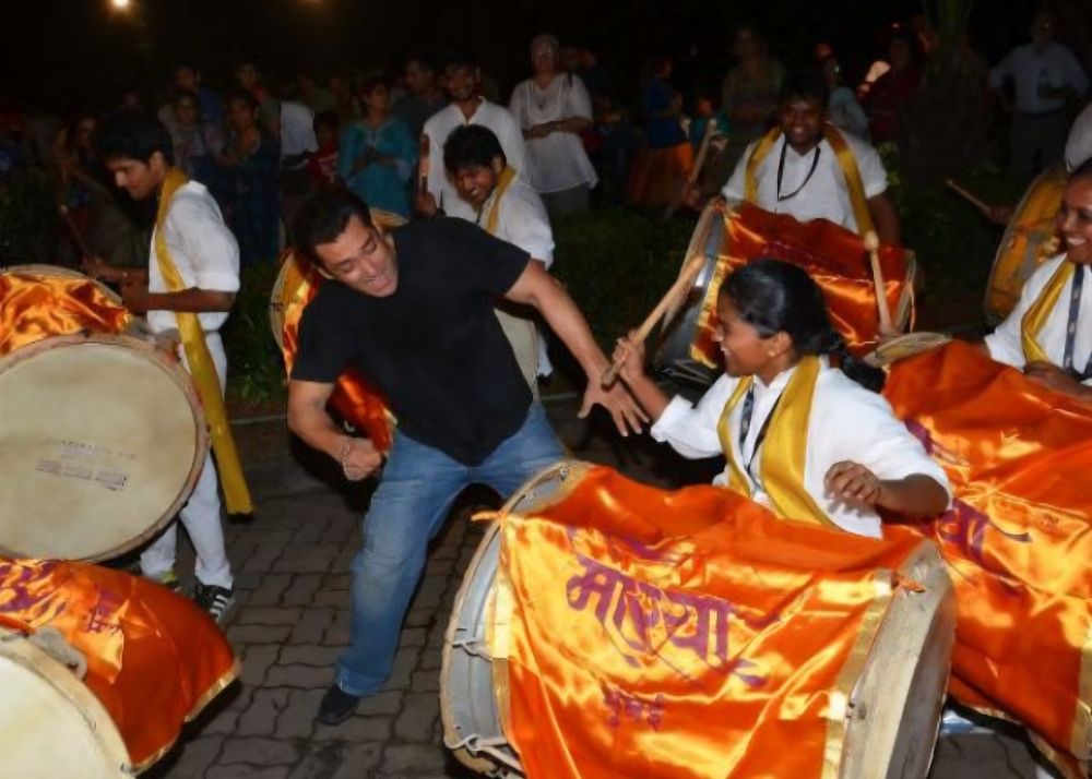 Salman Khan Joins Aartikan Khan Family for Ganapati Visarjan, Fans Go Excited